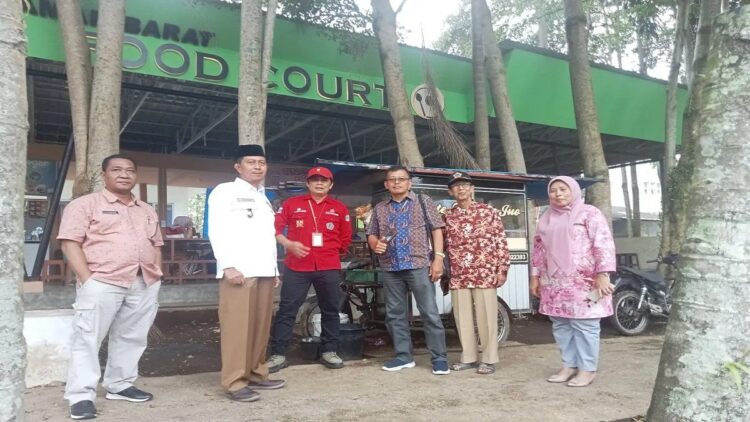 Tata PKL, Pemkab Pasaman Barat Sediakan Pusat Kuliner 1 Wakil Bupati Pasaman Barat Risnawanto (pakai peci), Kepala Bapenda Afrizal Azhar (baju merah) dan jajaran Dinas Perdagangan Koperasi dan UKM saat meninjau pusat kuliner Pasaman Barat Food Court di taman tematik belakang kantor Palang Merah Indonesian daerah itu, Kamis (7/9/2023). Antara/Altas Maulana.