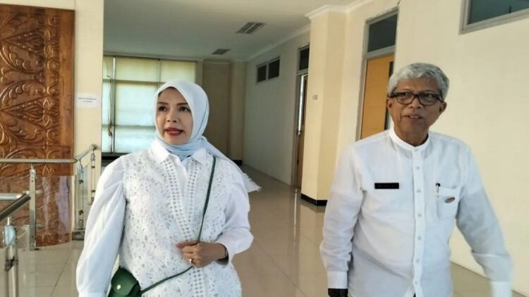 Kemenparekraf: Perempuan Minang jadi Penggerak Pertumbuhan Ekonomi Bangsa 1 Penasihat Dharma Wanita Persatuan (DWP) Kementerian Pariwisata dan Ekonomi Kreatif (Kemenparekraf) Nur Asia (kiri) di sela-sela kegiatan WIES di Padang, Jumat, (8/9/2023). ANTARA/Muhammad Zulfikar.