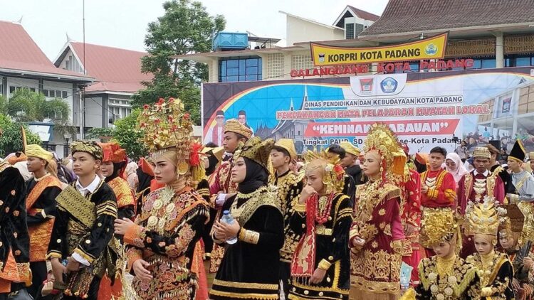 Lestarikan Nilai Kearifan Lokal, Pemko Padang Canangkan Pelajaran Keminangkabauan 1 Ratusan anak didik dari berbagai satuan pendidikan mengikuti pencanangan mata pelajaran Keminangkabauan di Balaikota Padang, Selasa, (19/9/2023). ANTARA/Muhammad Zulfikar.