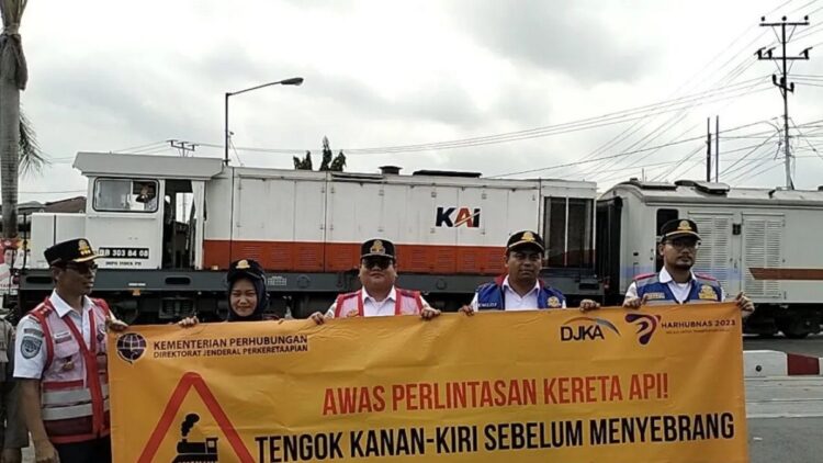 Angka Kecelakaan Tinggi, BTP Padang Kampanyekan Keselamatan Lalu Lintas di Perlintasan Sebidang 1 Personel Balai Teknik Perkeretaapian Kelas II Padang menyosialisasikan promosi penyelenggaraan keselamatan perkeretaapian pada perlintasan sebidang di Padang, Rabu, (20/9/2023). ANTARA/Muhamad Zulfikar.