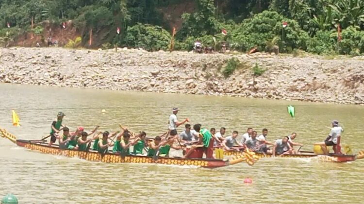 Lomba Dragon Boat di Pasbar, Danrem: Bukti Daerah Ini Punya Arena Dayung Sampan Permanen 1 Lomba dragon boat di Embung Objek Wisata Peridon Siap Maju Aek Nabirong Nagari Parit Koto Balingka Kabupaten Pasaman Barat dalam rangka HUT TNI ke-78 tahun 2023, Senin (25/9/2023). Antara/Altas Maulana.