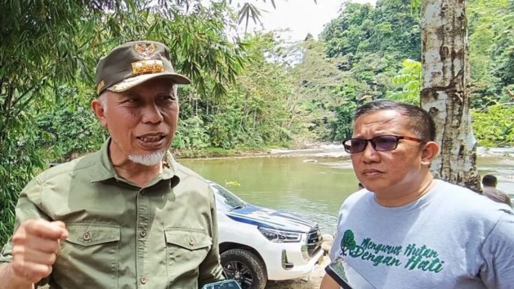 Gubernur Sumbar, Mahyeldi didampingi Kadishut Sumbar, Yozarwardi. (ANTARA/Miko Elfisha)