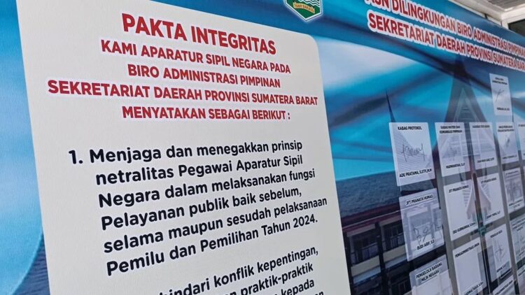 ASN Sumbar Diingatkan Netral jelang Pemilu 2024, Sekda: Ada Sanksi yang Mengancam 1 Pakta integritas tentang netralitas yang ditandatangani oleh ASN Pemprov Sumbar. ANTARA/Miko Elfisha.