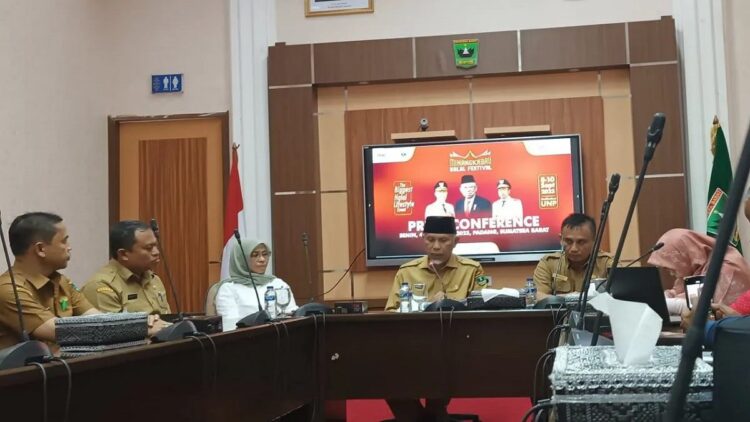 Gubernur Sumbar, Mahyeldi bersama Kadis Koperasi da UKM Endrizal saat sosialisasi Minangkabau Halal Festival. Dalam kegiatan itu juga diberikan sosialisasi,edukasi dan konsultasi sertifikasi halal. (ANTARA/Miko Elfisha)