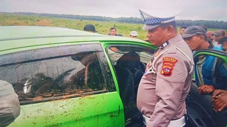 Jajaran Satlantas Polres Pasaman Barat saat melakukan pemeriksaan atau olah lokasi kejadian pada kecelakaan tunggal di Sikabau mengakibatkan dua orang meninggal dunia, Selasa (5/9/2023). Antara/Altas Maulana.