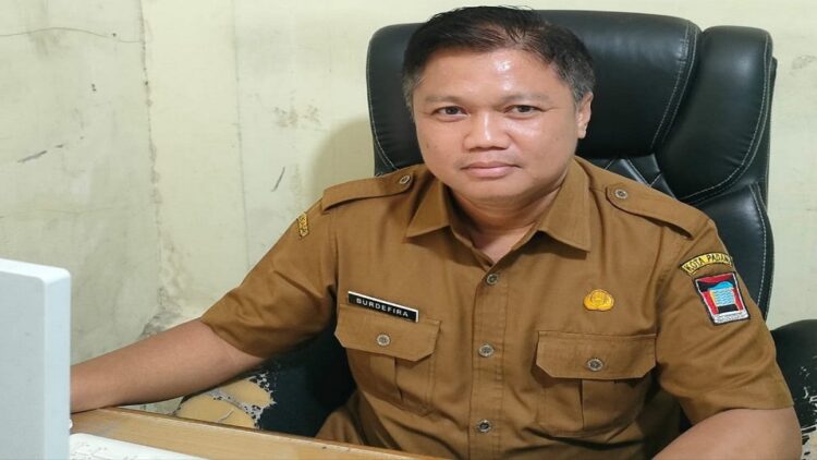 Kepala Bidang Pengelolaan Informasi Administrasi Kependudukan (PIAK) Disdukcapil Padang, Burdefira. (Foto: Dok. Diskominfo Padang)