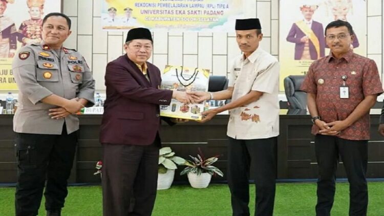Wakil Bupati Solok Selatan Yulian Efi disaksikan Bupati Solok Selatan Khairunas dan Forkopimda memberikan cinderamata kepada Kepala Lembaga Diklat, RPL, dan MBKM Universitas Eka Sakti Agus Salim. Antara/HO/Kominfo