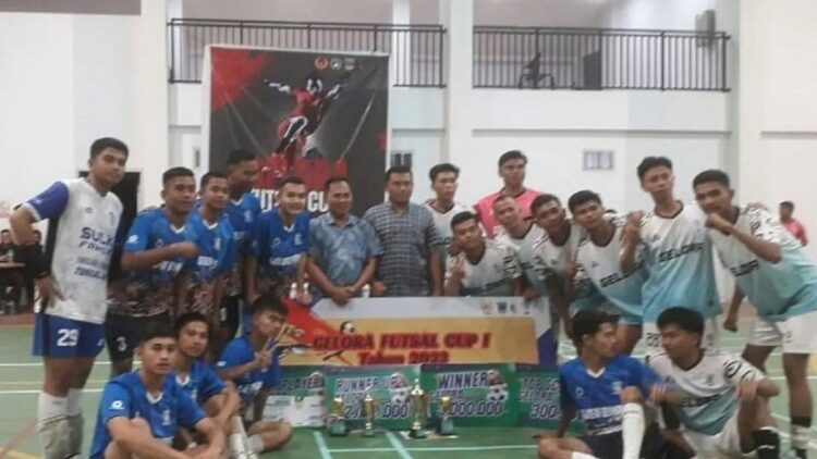 Panitia futsal cup Gelora foto bersama dengan dua klub yang masuk final di Gor Gelora Energy Pekonina. Antara/Erik