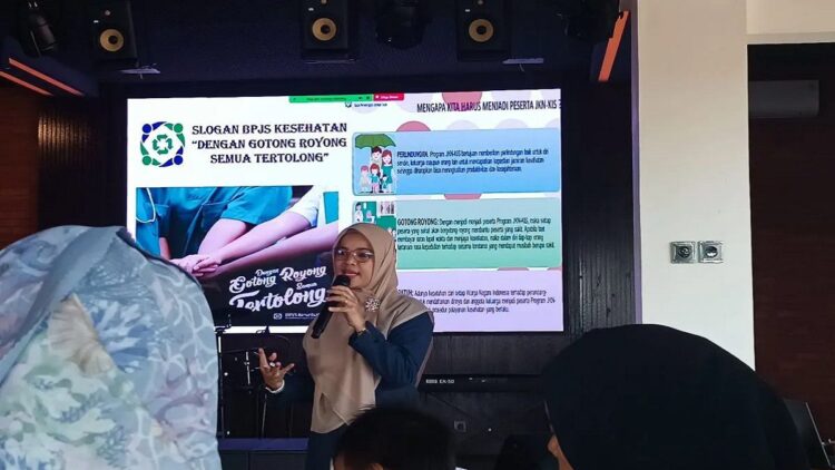 Kepala BPJS Cabang Padang, Yessy Rahimi saat mensosialisasikan program JKN di Padang, Kamis (14/9/2023). (ANTARA/Miko Elfisha)