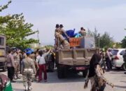 Belasan Payung Ceper Diamankan saat Penertiban PKL di Pantai Padang