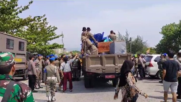 Pemko Padang melakukan penertiban di sepanjang Pantai Padang. (Foto: Diskominfo Padang)