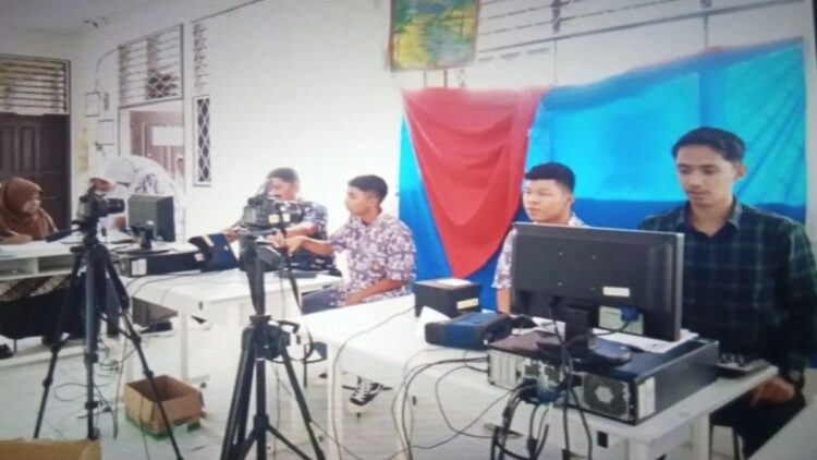 Petugas Dinas Kependudukan dan Pencatatan Sipil Pasaman Barat melakukan perekaman KTP elektronik di sekolah sebagai salah satu upaya menjamin hak pilih dalam Pemilu 2024, Senin (18/9/2023). (Antara/Altas Maulana)