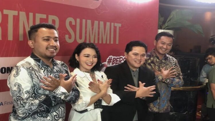 Penyanyi Wika Salim (dua dari kiri) dan Ketum PSSI Erick Thohir (dua dari kanan) berpose saat memperagakan joget Garuda dalam sebuah acara PSSI Partner Summit di kawasan Jakarta, Rabu (27/9/2023). (ANTARA/Zaro Ezza Syachniar)