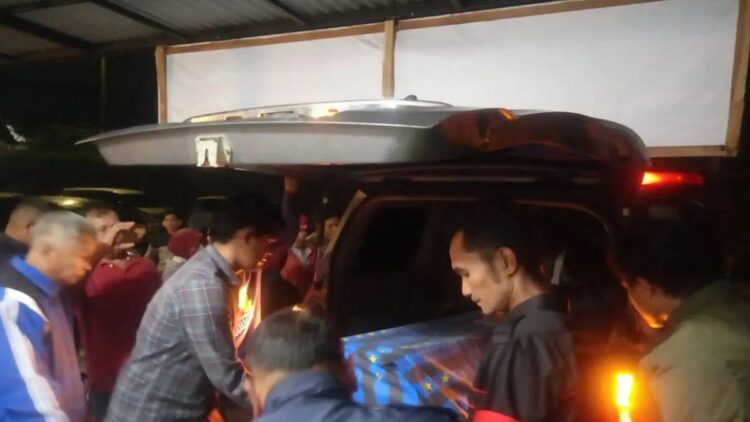 Warga Riau Ditemukan Tewas dalam Loket Travel di Bukittinggi 1 Penemuan mayat di salah satu loket perjalanan di Bukittinggi. Polisi mengungkap identitas jenazah yang diketahui warga Kota Pekanbaru, Riau dan diduga meninggal karena serangan jantung (Antara/Al Fatah)