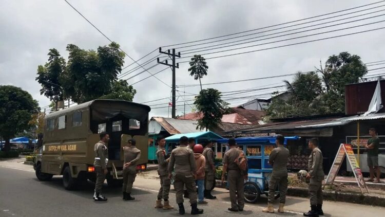 Satpol PP Damkar Agam menertibkan pedagang yang mengganggu pejalan kaki. (Foto: Dok. Antara)