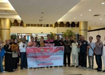 Wako Pariaman, Sumbar Genius Umar dan Wawako Pariaman Mardison Mahyudin (tengah) berfoto bersama saat kunjungan berbagi informasi Pemerintah Pekanbaru untuk kelancaran Pemilihan Umum (Pemilu) serentak 2024. (Foto: Dok. Antara/HO-Diskominfo Pariaman)