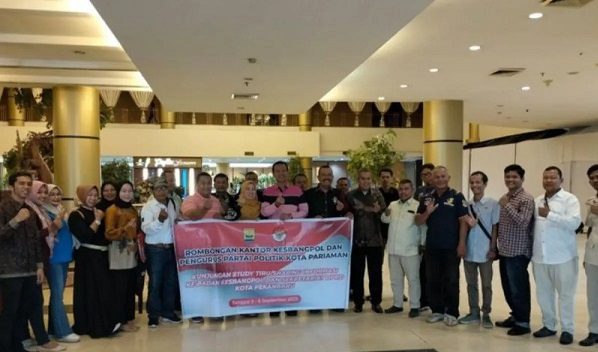 Masa Jabatan Segera Berakhir, Genius Umar-Mardison Mahyuddin Bawa Parpol "Jalan-jalan" ke Pekanbaru 1 Wako Pariaman, Sumbar Genius Umar dan Wawako Pariaman Mardison Mahyudin (tengah) berfoto bersama saat kunjungan berbagi informasi Pemerintah Pekanbaru untuk kelancaran Pemilihan Umum (Pemilu) serentak 2024. (Foto: Dok. Antara/HO-Diskominfo Pariaman)