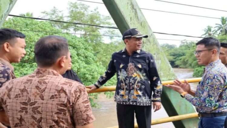 Pemko Pariaman Bantu Penanganan Banjir di Daerah Perbatasan dengan Padangpariaman 1 Wali Kota Pariaman, Sumbar Genius Umar (tengah) mengunjungi Sungai Batang Mangor dari atas jembatan guna melihat kondisi sungai yang meluap yang berakibat pada banjir. Antara/HO-Diskominfo Pariaman