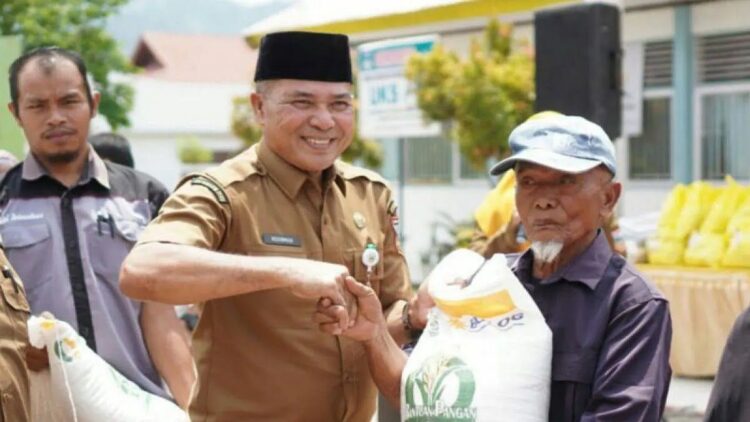 Staf ahli Bupati Solok Selatan Novirman menyerahkan bantuan pangan kepada salah seorang masyarakat penerima manfaat di Kecamatan Koto Parik Gadang Diateh, Selasa. Antara/Erik
