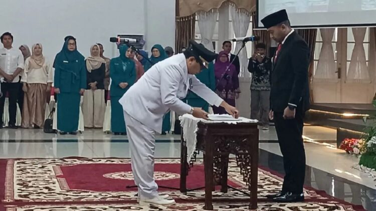 Wagub Sumbar Lantik Jasman Jadi Pj Wali Kota Payakumbuh 1 Wakil Gubernur Sumatera Barat, Audy Joinaldy melantik Jasman sebagai Pj Wali Kota Payakumbuh di Padang, Jumat (29/9). (dok. ANTARA/Miko Elfisha)