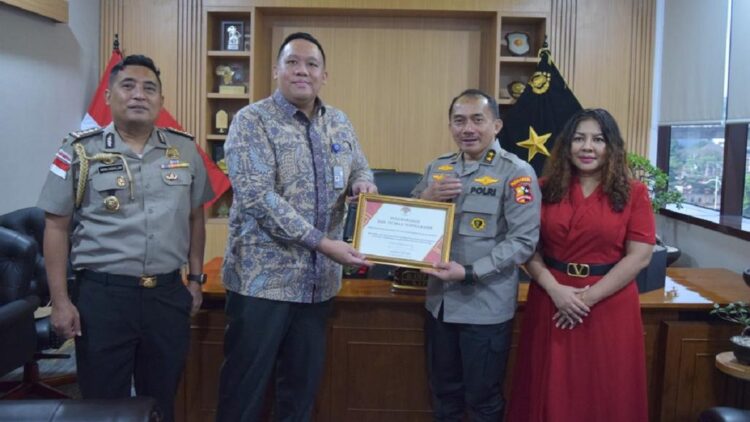 Polri dapat penghargaan dari KBRI Singapura. (dok. istimewa)