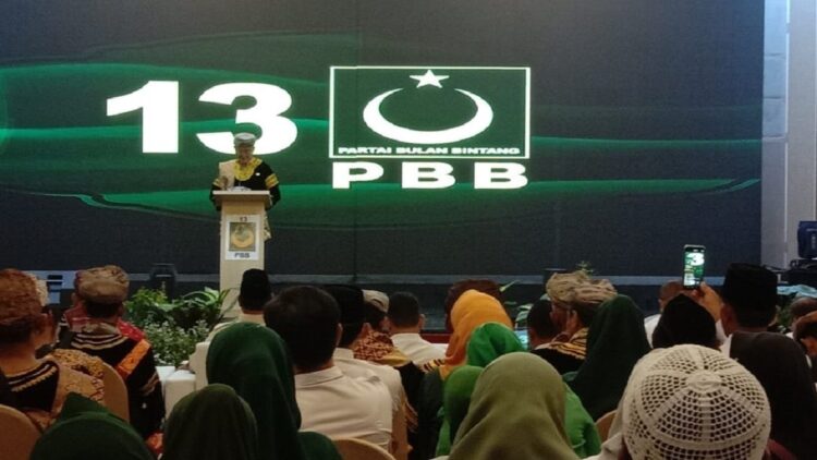 Komitmen Dukung Prabowo Subianto, Yusril Ancam Pecat Kader yang Membelot 1 Ketua Umum Partai Bulan Bintang (PBB), Yusril Ihza Mahendra memberikan alasan memberikan dukungan kepada Prabowo Subianto dalam Pilpres 2024. (Foto: Dok. Muhammad Aidil)