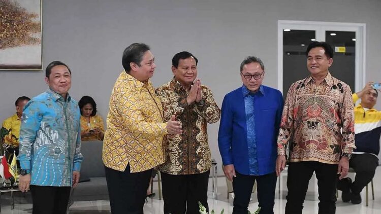 Satu Lagi Partai Dukung Prabowo, Airlangga: Warnanya Ada di Koalisi Ini 1 Ketua Umum Partai Gerindra Prabowo Subianto (tengah) bersama Ketua Umum Partai Golkar Airlangga Hartarto (kedua kiri), Ketua Umum PAN Zulkifli Hasan (kedua kanan), Ketua Umum PBB Yusril Ihza Mahendra (kanan), dan Ketua Umum Partai Gelora Anis Matta (kiri) berbincang sebelum melakukan pertemuan di DPP Partai Golkar, Jakarta, Kamis (14/9/2023). Pertemuan para ketua umum partai pengusung Prabowo Subianto sebagai calon presiden itu membahas program Koalisi Indonesia Maju jelang Pilpres 2024. ANTARA FOTO/Hafidz Mubarak A/rwa.