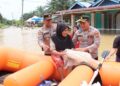 Kapolres Pasbar bantu evakuasi korban banjir. (dok. Humas Res Pasbar)