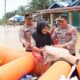 Kapolres Pasbar bantu evakuasi korban banjir. (dok. Humas Res Pasbar)
