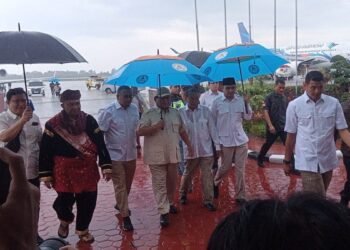 Prabowo Subianto sampai BIM dan memilih jalan kaki usai turun dari pesawat. (dok. istimewa)