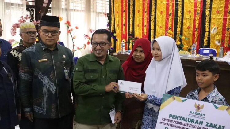 Bupati Tanahdatar Eka Putra serahkan bantuan pendidikan secara simbolis kepada penerima manfaat. (ANTARA/Etri Saputra)