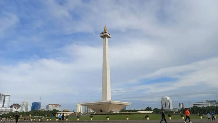 Ilustrasi - Warga berolahraga pagi di kawasan Monumen Nasional Jakarta saat cuaca cerah berawan. (ANTARA/Maryati/aa.)