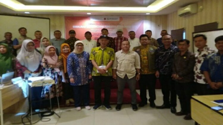 Sekda Mawardi Roska foto bersama usai membuka acara sosialisasi dan koordinasi program fasilitasi pengurangan risiko bencana. (ANTARA/HODiskominfo)