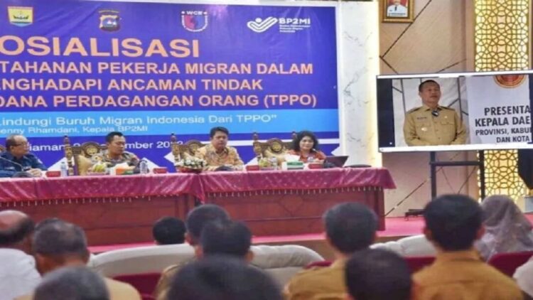 Wako Pariaman, Sumbar Genius Umar menyampaikan sambutan melalui video konferensi pada Sosialisasi Pekerja Migran dalam menghadapi ancaman TPPO dengan tema lindungi buruh migran Indonesia dari TPPO, di Aula Balai Kota, Selasa (26/9). Antara/HO-Diskominfo Pariaman