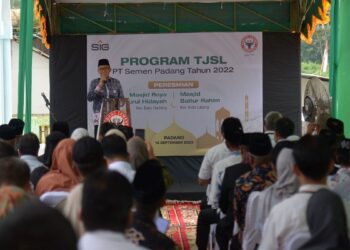 Wali Kota Padang saat memberikan sambutan pada acara peresmian dua masjid yang dibangun oleh PT Semen Padang. (dok. Humas)