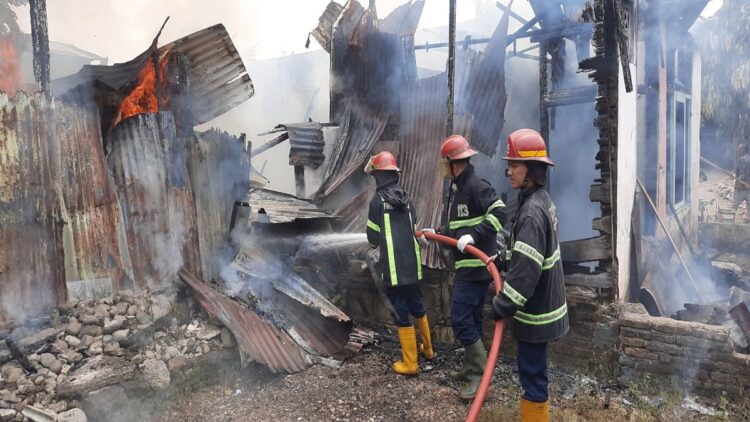 Kebakaran di kawasan Alai Parak Kopi pada Senin (4/9/2023) siang. (Foto: Dok. Dinas Damkar Padang)