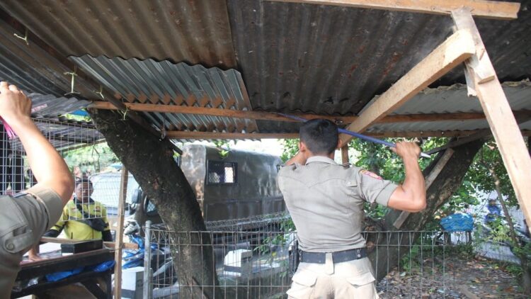 Penertiban bangunan liar di kawasan Padang Timur pada Senin (4/9/2023) siang. (Foto: Dok. Satpol PP Padang)
