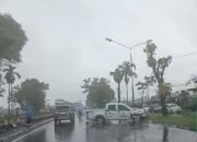 Mobil Pelat Merah Kecelakaan di Tabing Padang saat Hujan Deras