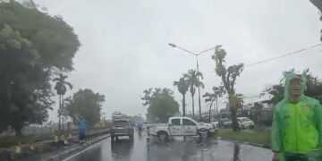 Mobil Pelat Merah Kecelakaan di Tabing Padang saat Hujan Deras