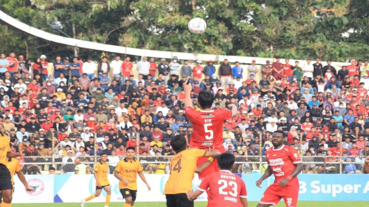 Bawa 21 Pemain, Semen Padang FC Siap Jungkalkan PSDS 1 Pemain Semen Padang FC berebut bola di udara dengan pemain PSDS. (Foto: Dok. Istimewa)