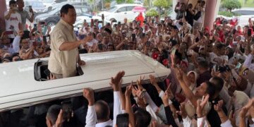Prabowo Subianto melambaikan tangan kepada pendukung dan simpatisan yang telah menunggu kedatangannya di BIM, Sabtu (9/9/2023). (Foto: Dok. Istimewa)
