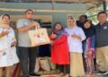 Andre Rosiade Bagikan Sembako di Kampung Jambak, Kototangah, Padang