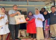 Andre Rosiade Bagikan Sembako di Kampung Jambak, Kototangah, Padang