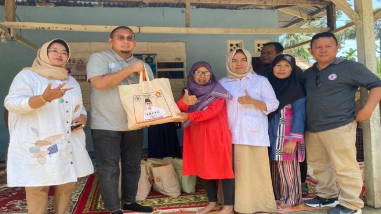 Andre Rosiade dan jajaran Partai Gerindra bertemu warga dan menyerahkan bantuan di Kampung Jambak, Kototangah, Kota Padang, Minggu (11/9/2023). (Foto: Dok. Istimewa)