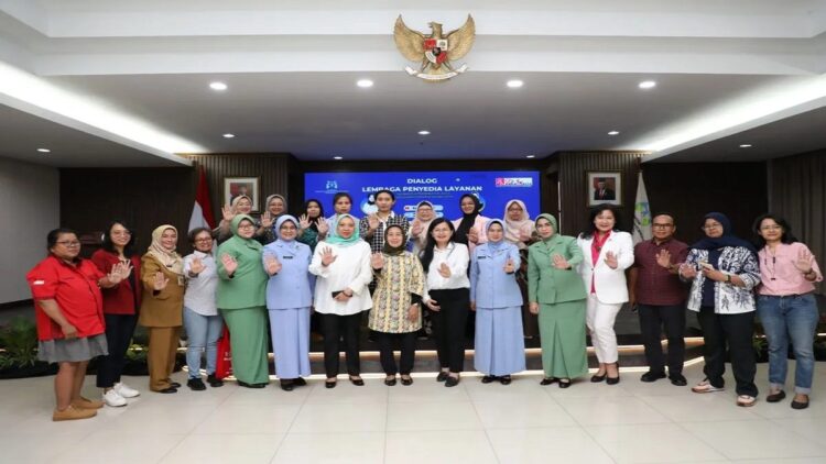 Korban KDRT Enggan Melapor, Penerapan UU PKDRT jadi Terkendala 1 Foto bersama usai pelaksanaan talkshow bertajuk "Dialog Lembaga Penyedia Layanan Mengenai Penghapusan KDRT", di Kantor KemenPPPA, Jakarta. (ANTARA/ HO-Kemen PPPA)
