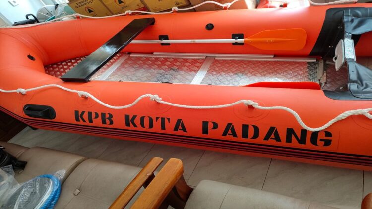 Perahu karet untuk Komite Peduli Bencana (KPB) Kota Padang. (Foto: Dok. Istimewa)
