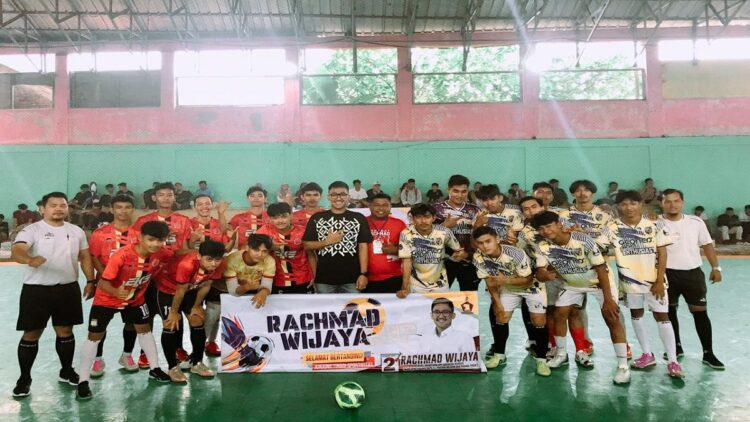 Calon Anggota DPRD Padang Rachmad Wijaya membuka Turnamen Futsal Rahmad Wijaya Cup, Sabtu (16/9/2023) di Lapangan Tata Futsal, Kelurahan Rawang, Padang Selatan. (Foto: Dok. Istimewa)