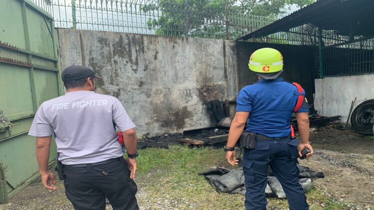 Kebakaran nyaris hanguskan Gudang di Pegambiran Ampalu pada Rabu (20/8/2023) siang. (Foto: Dok. Dinas Damkar Padang)