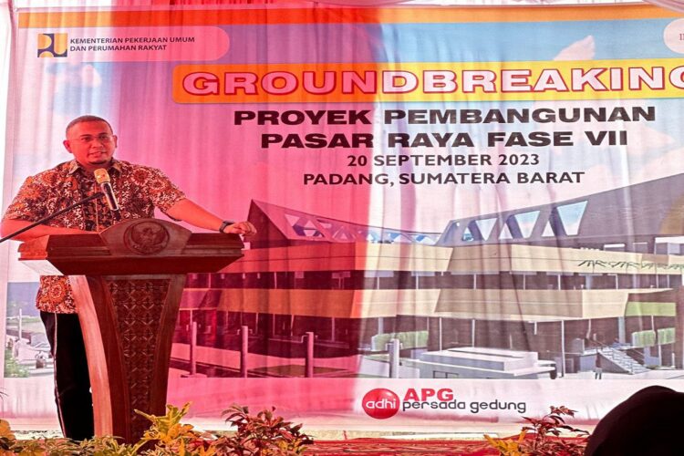 Anggota Komisi VI DPR RI Andre Rosiade memberikan sambutan saat acara ground breaking Pasar Raya Padang Fase VII, Rabu (20/9/2023). (Foto: Dok. Istimewa)