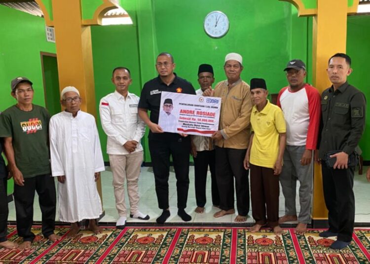 Andre Rosiade Bantu Pembangunan Mushalla Nurul Ikhwan, Kotobaru Dharmasraya 1 Andre Rosiade menyerahkan bantuan pembangunan Mushalla Nurul Ikhwan Dharmasraya. (Foto: Dok. Istimewa)
